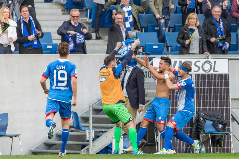 Torjubel mit dem Trikot des verletzten Steven Zuber