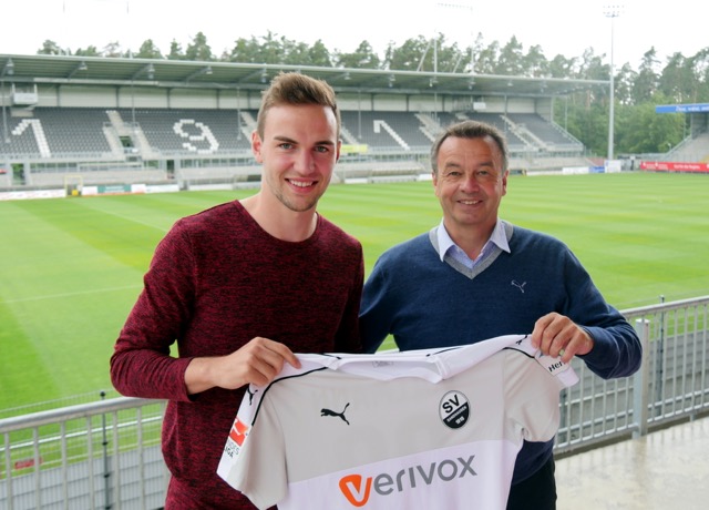 Kommt von Hoffenheim an den Hardtwald: Benedikt Gimber (li.), hier mit Otmar Schork, Geschäftsführer und Sportlicher Leiter des SV Sandhausen, trägt auf Leihbasis künftig das Trikot des SVS