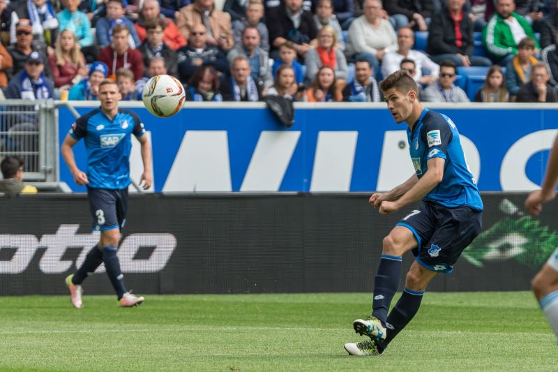 Hoffenheims Kramaric (re.) und Kaderabec treffen in der EM-Vorrunde im direkten Duell aufeinander