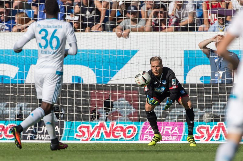 TSG-Keeper Oliver Baumann entschärft einen Schalker Torschuss