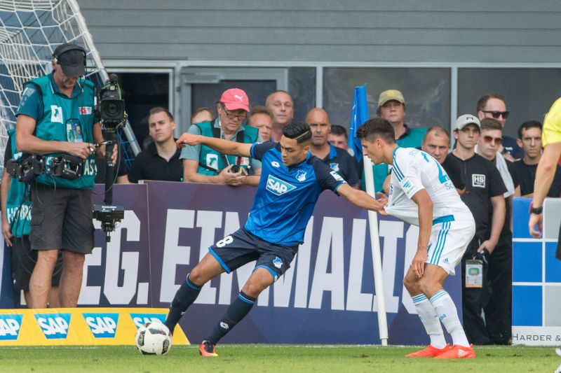 Nadiem Amiri (li.) testet den Schalker Trikotstoff