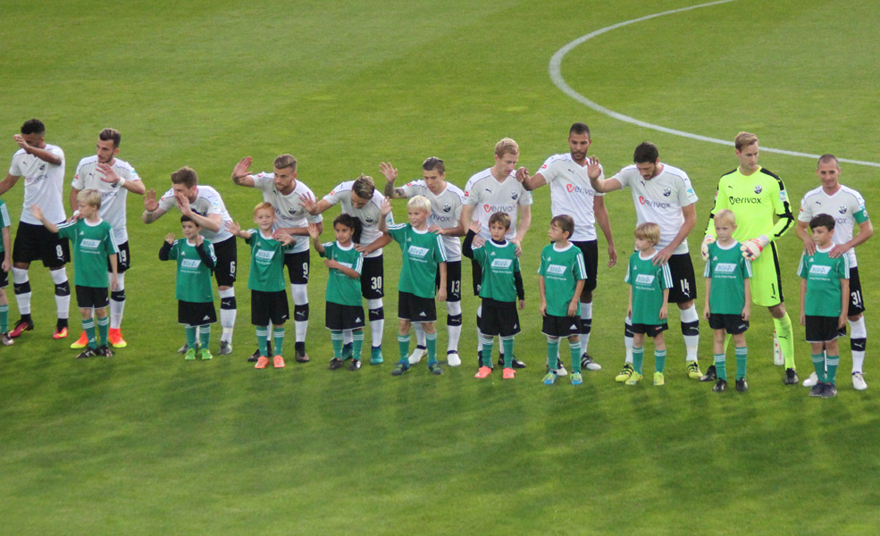 Die SVS-Profis grüßen ihre Fans vor dem Anpfiff