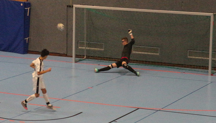 SG-Keeper Johannes Dumke klärt per Fußabwehr