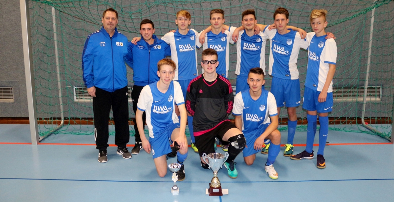 Das Siegerteam der SG Rohrbach/Sinsheim: Hinten v.l.: Uwe Bohland (Tr.), Steven Holzwarth (Tr.), Luca Schinkmann, Joscha Rupp, Jannis Weber, Sandro Bohland, Luke Grimm, Vorne v.l.: Luis Klingmann, Johannes Dumke, Dennis Celik