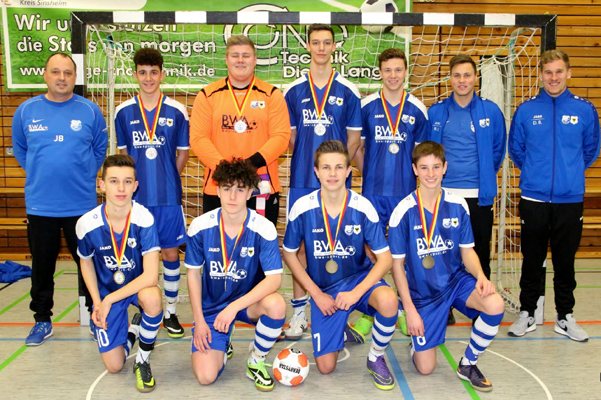 Vize-Hallenkreismeister 2017 bei den A-Junioren: Hinten v.l.: Jürgen Bauer (Betreuer), Matteo Francesca, Lucas Diekmann, Oliver Kaiser, Dustin Brunner, Rico Unser (Trainer), Daniel Barth (Co-Trainer), Vorne v.l.: Dennis Bauer, Michael Rohfleisch, Joscha Rupp, Nils Reißfelder