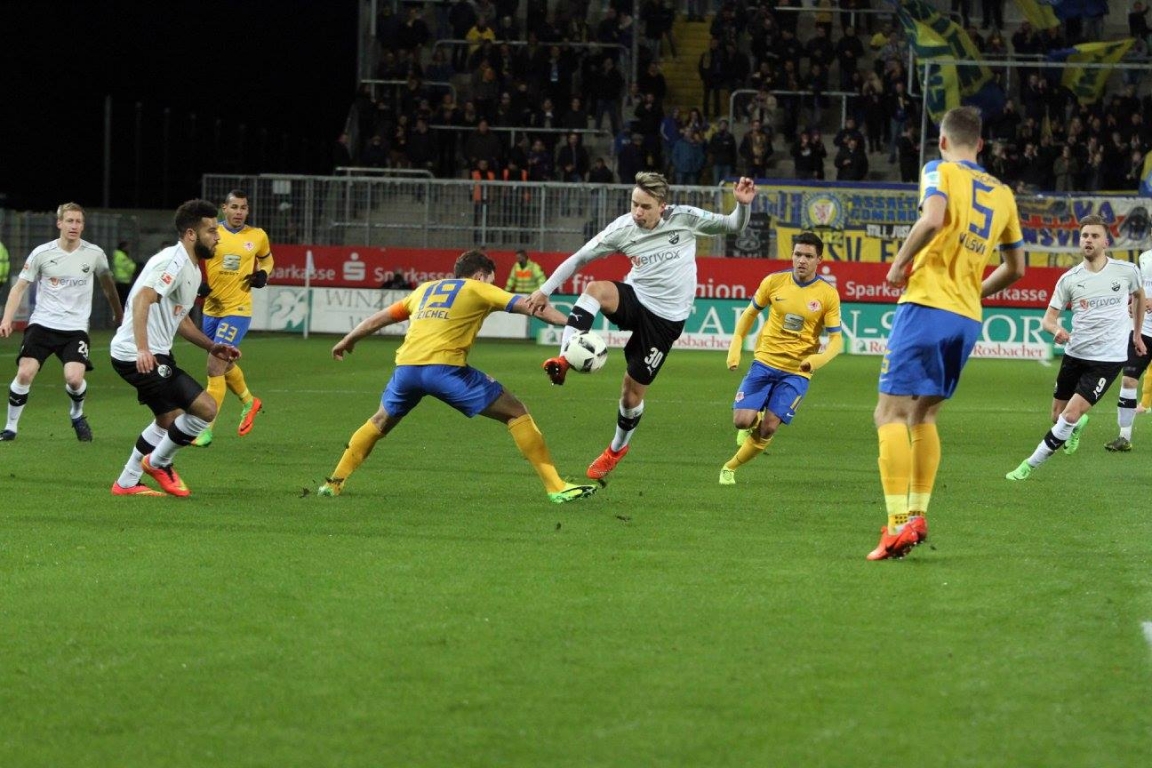 Thomas Pledl (Bildmitte, Nr. 30) scheiterte mit einem Freistoß in den Torwinkel an Eintracht-Keeper Fejciz
