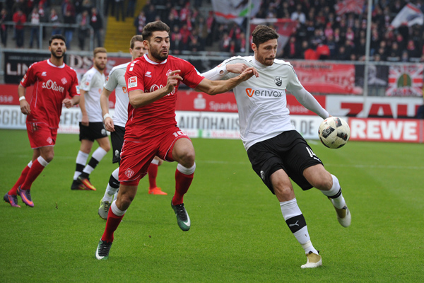 Tim Kister (re.) im Spiel gegen die Würzburger Kickers, wo er in der 2. Halbzeit mit Rot vom Platz flog