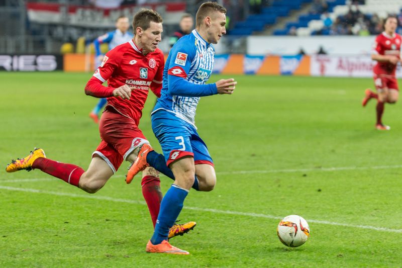 Pavel Kaderabek (re.) im Laufduell mit einem 05er