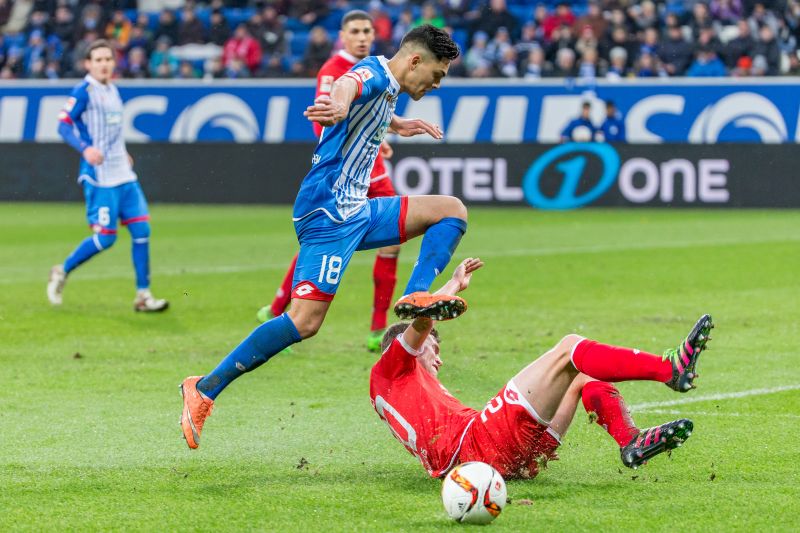 Nadiem Amiri gewinnt den Zweikampf gegen seinem Mainzer Gegenspieler