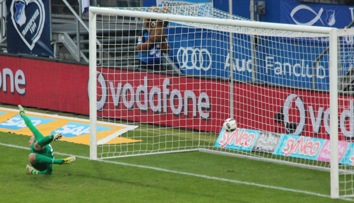 ... trifft gefühlvoll direkt in die Tormitte zum 2:0