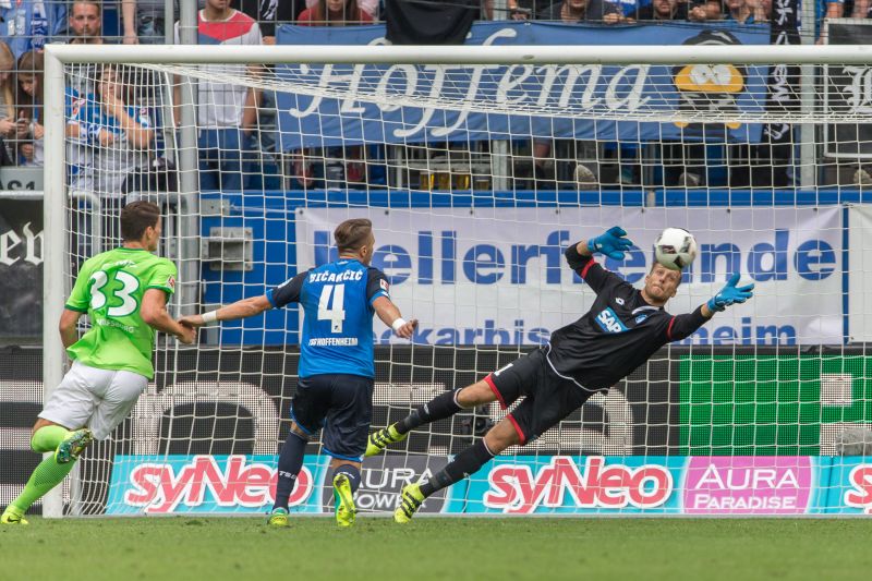 TSG-Keeper Oliver Baumann verhindert mit dieser Parade einen Torerfolg von VfL-Stürmer Mario Gomez (li.)