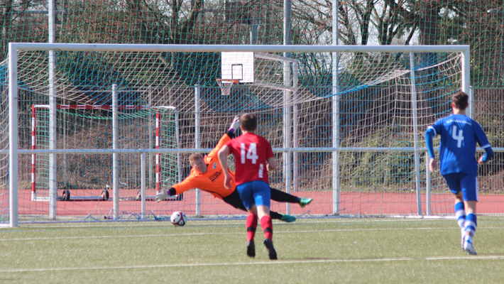 Kirchheims Fisnik Trbunjan erzielt per Strafstoß den 5:0 Endstand