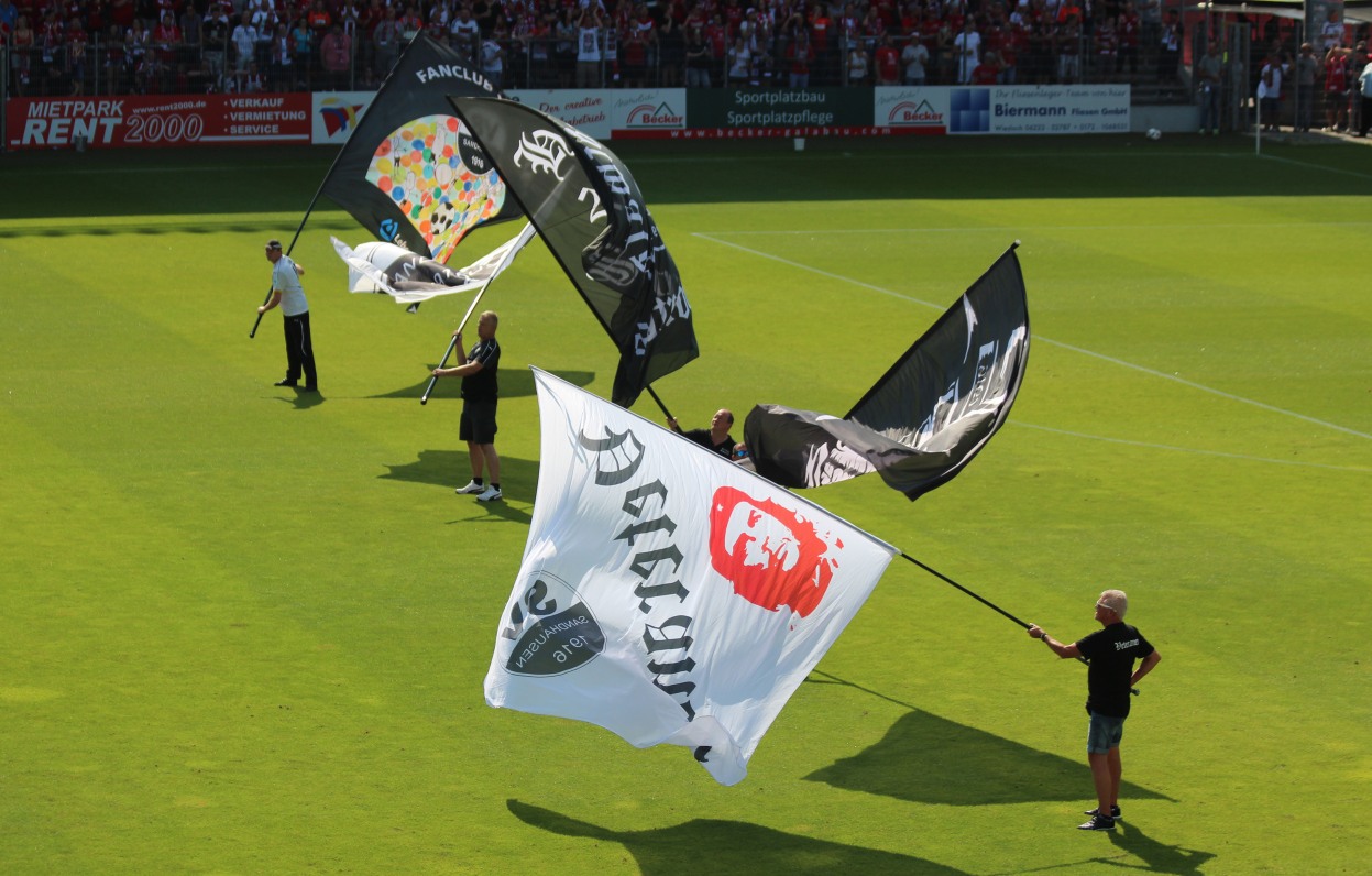 Die Fahnenschwenker im Hardtwaldstadion kurz vor Spielbeginn