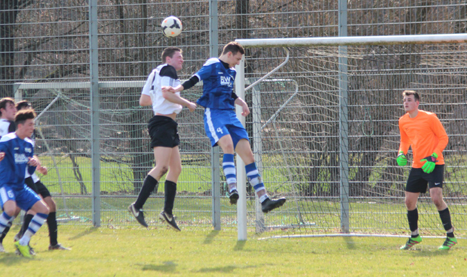 Oliver Kaiser (2. v.r.) steigt hoch und verfehlt nur knapp den Ball