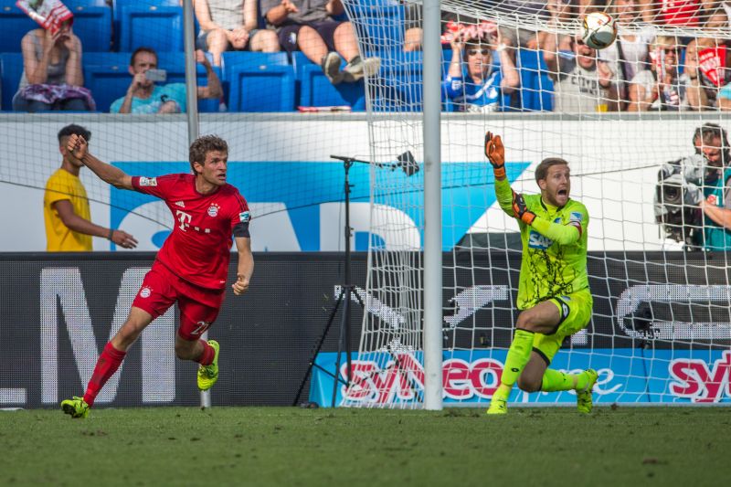 Vielsagendes Foto mit TSG-Keeper Oliver Baumann und Bayerns Thomas Müller
