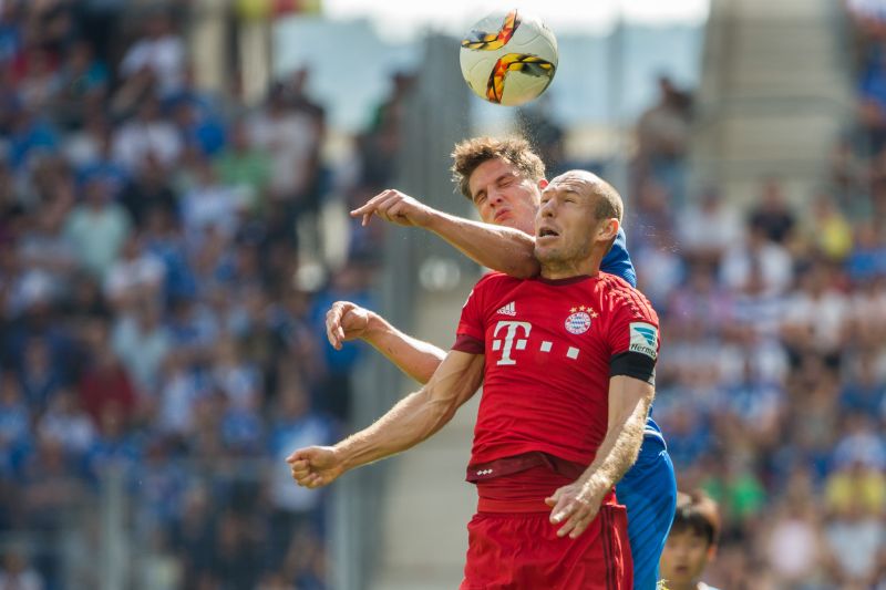 Kopfballduell zwischen Schwegler und Robben (re.)