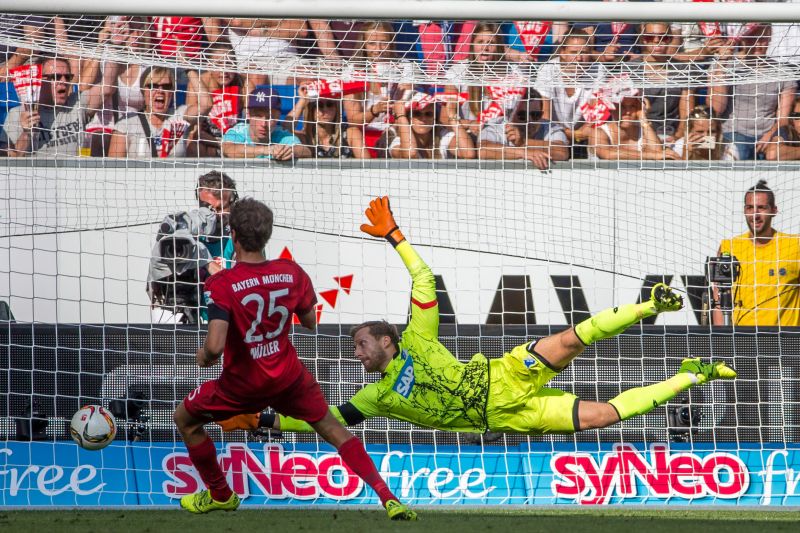 Oliver Baumann streckt sich nach einem Torschuss von Thomas Müller. Der Weltmeister von 2014 wird am Dienstagabend verletzungsbedingt fehlen.