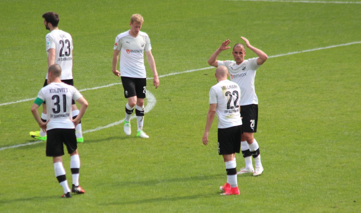 Ratlose Gesichter der Sandhäuser Spieler. Wann gelingt endlich wieder nach acht sieglosen Spielen ein Erfolgserlebnis?