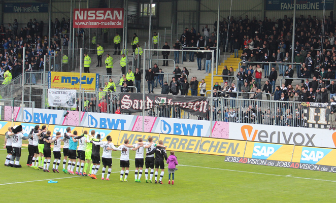 Sandhausens Spieler feiern mit den Fans den Derby-Sieg über den KSC