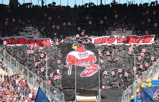 Fan-Choreographie im Frankfurter Gästeblock vor dem Anpfiff