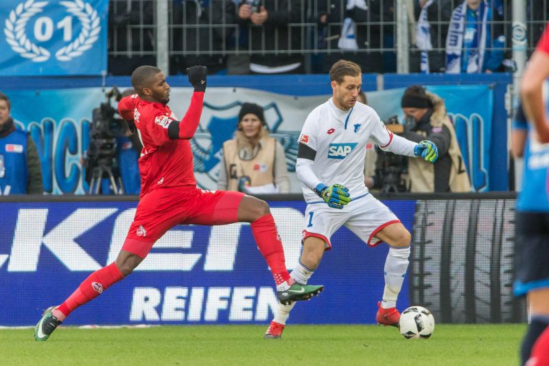 Köln Torjäger Anthony Modeste im Zweikampf mit TSG-Keeper Oliver Baumann