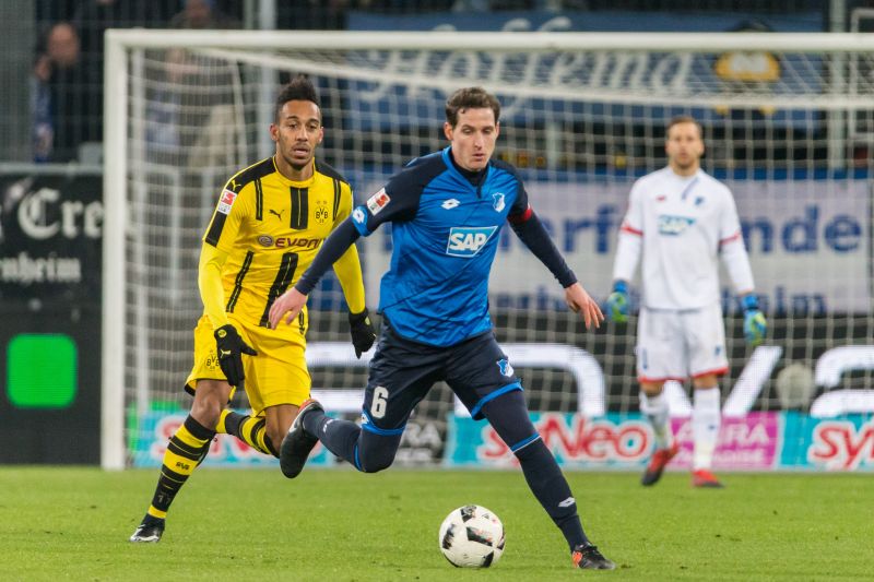 Sebastian Rudy enteilt hier BVB-Torjäger Pierre-Emerick Aubameyang