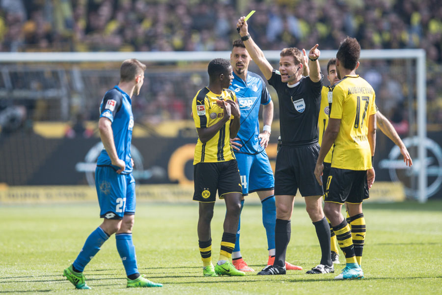 Schiri Dr. Felix Brych erwischte beim Duell Dortmund gegen Hoffenheim einen rabenschwarzen Tag