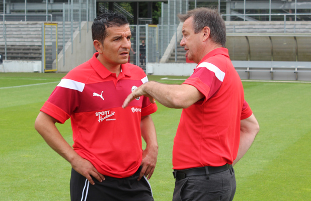 Im engen Austausch: Otmar Schork (re.) mit Trainer Kenan Kocak