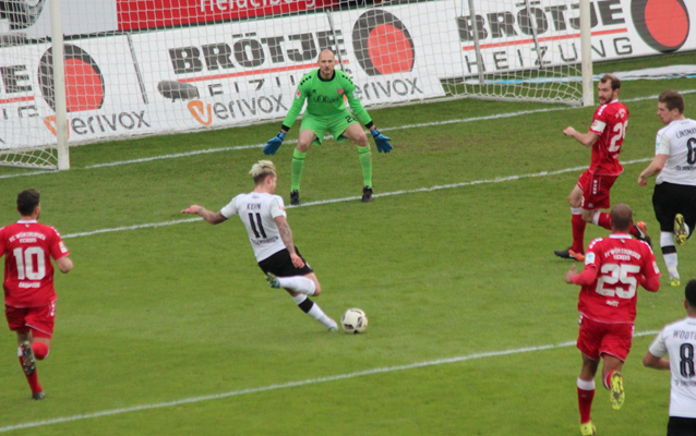 Sandhausens Moritz Kuhn vergibt in dieser Szene im Hinspiel gegen Würzburg in aussichtsreicher Position