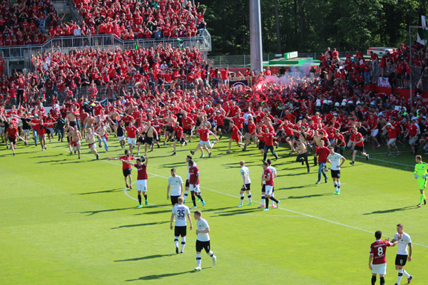 Nach Abpfiff stürmen tausende Gästefans den Platz