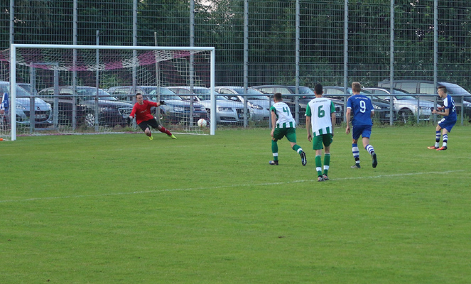Die Entscheidung: Dennis Bauer verwandelt einen Strafstoß zum 1:0-Sieg für die SG Rohrbach/Sinsheim