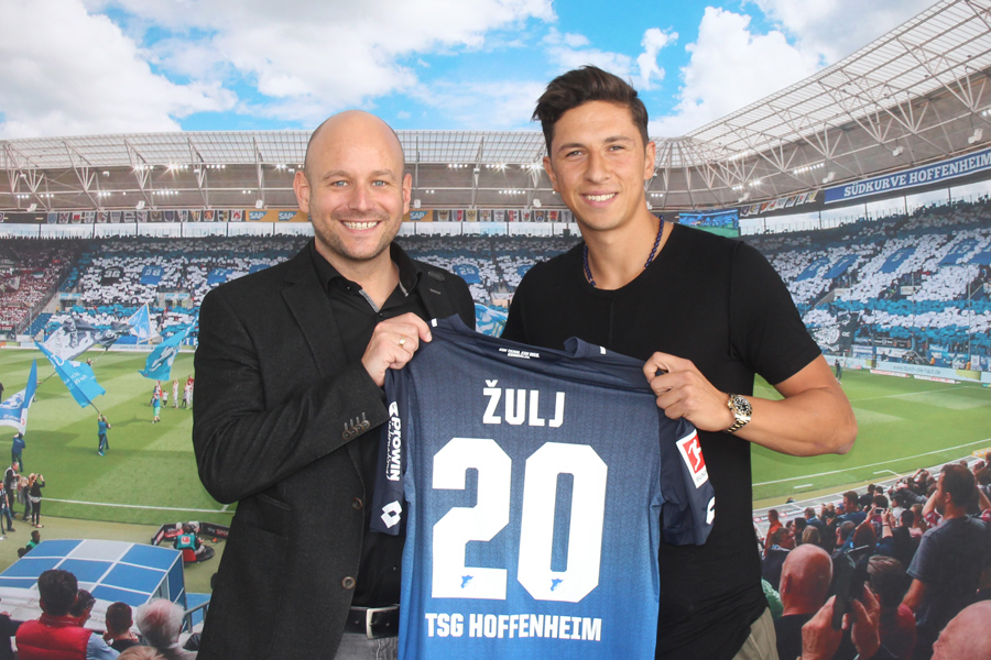 Neuzugang Robert Žulj erhält von Manager Alexander Rosen das Trikot mit der Nummer 20