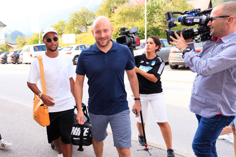 Sergy Gnabry (li.) wurde von Sportdirektor Rosen zum Trainingslager gebracht