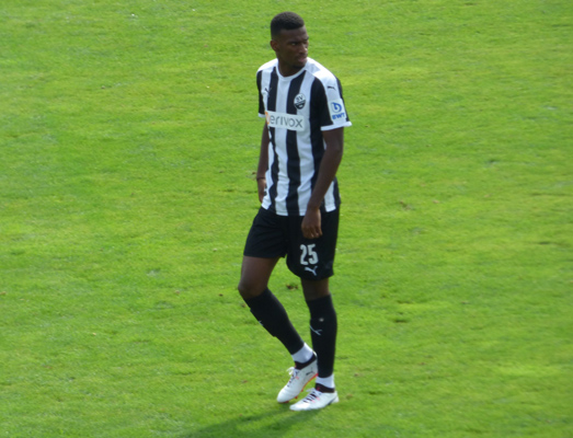 Wright mit Blick auf das Geschehen