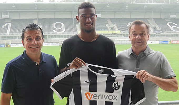 Trainer Kenan Kocak, Haji Wright und Sportlicher Leiter Otmar Schork bei der Vorstellung am Hardtwald