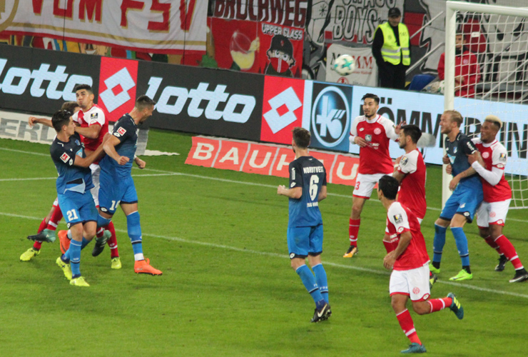 Sandro Wagner köpft zum 2:2-Ausgleich in der Nachspielzeit der ersten Hälfte