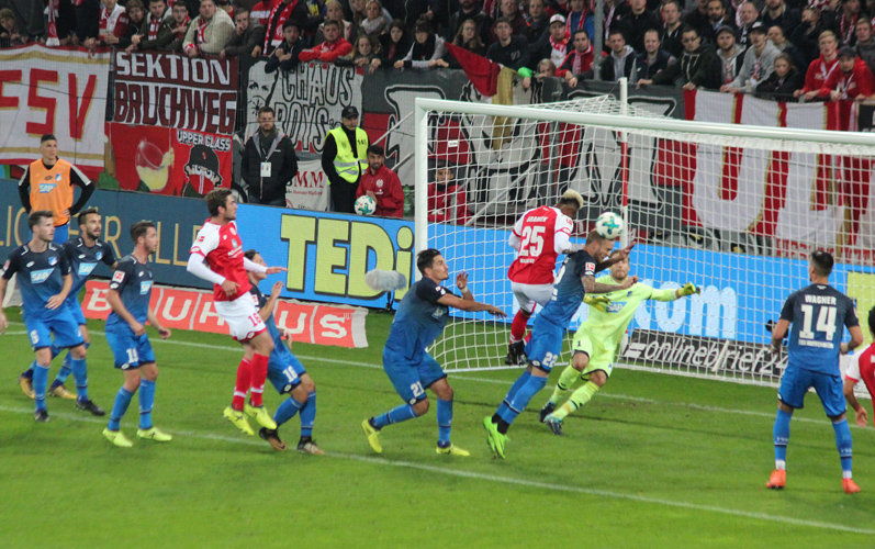 Dichtes Strafraumgedränge vor TSG-Keeper Oliver Baumann. Kevin Vogt klärt per Kopf in höchsten Not.