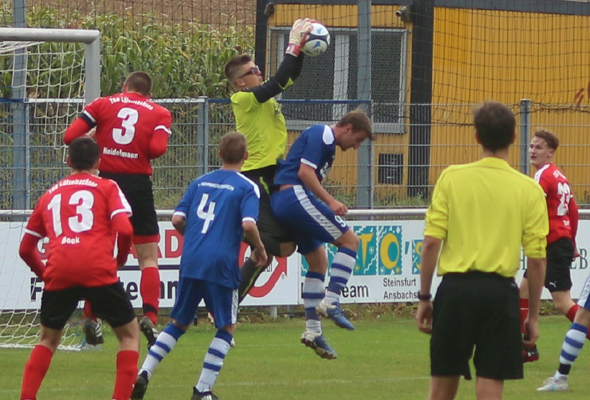 SG-Keeper Johannes Dumke entschärft eine gegnerische Flanke in den Strafraum