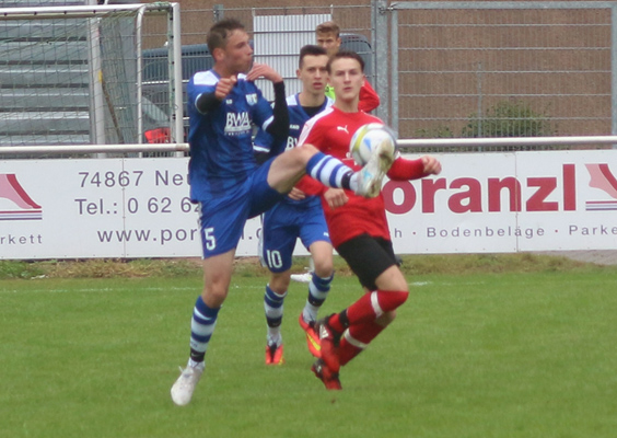 Tim Hockenberger im Zweikampf