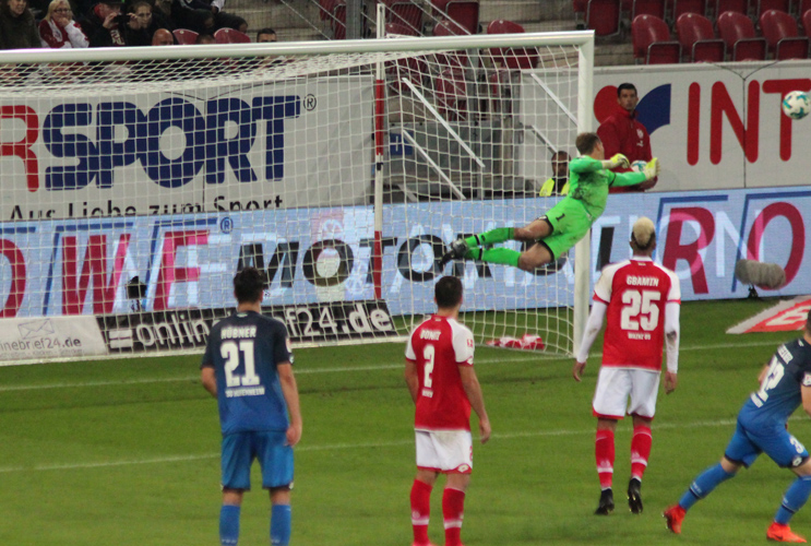 Adler pariert eine Freistoss