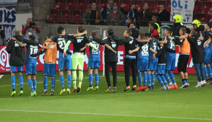 Die Spieler feiern mit den Fns