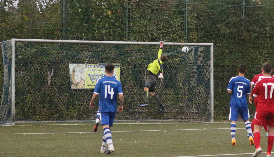 Eine missglückte Flanke senkt sich über den überraschten Keeper Johannes Dumke zum 2:0 für Brühl/Hockenheim