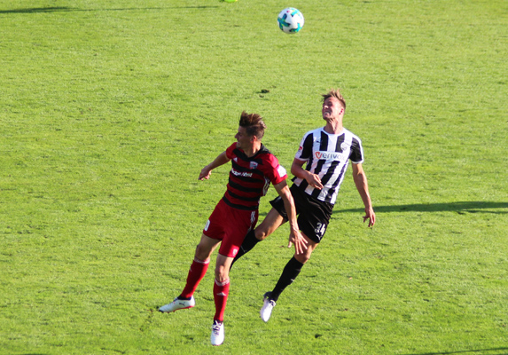 Sandhausens Tim Knipping (re.) gewinnt das Kopfballduell gegen seinen Ingolstädter Gegenspieler
