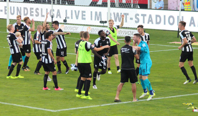 Jubelfeier beim SVS nach dem Auftaktsieg gegen den FCI