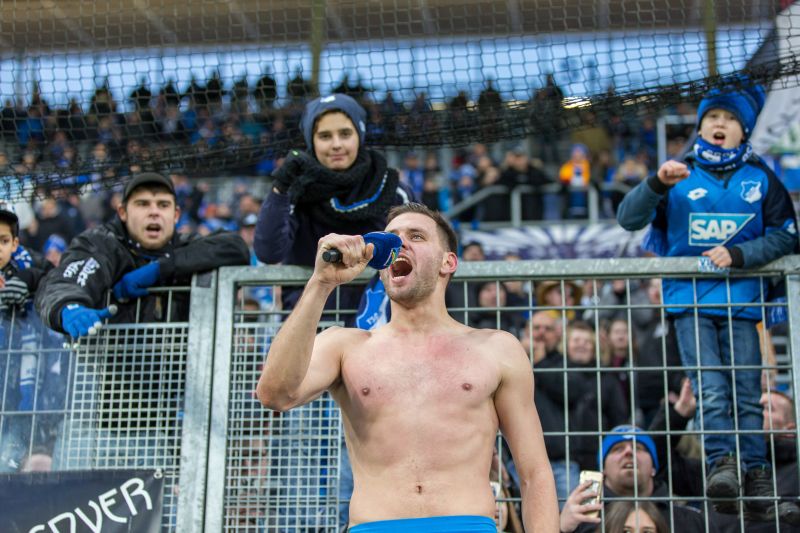 Adam Szalai stimmt vor der Fankurve das Humba Täterä an