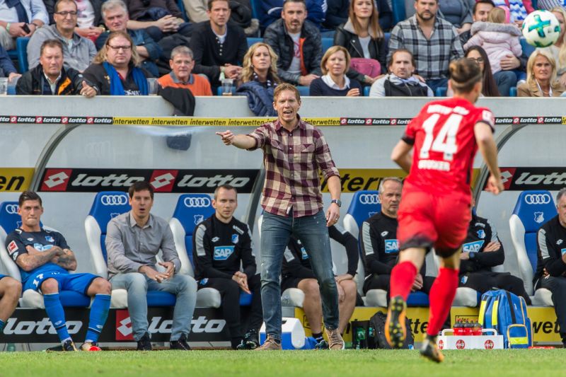 Trainer Nagelsmann gibt Anweisungen