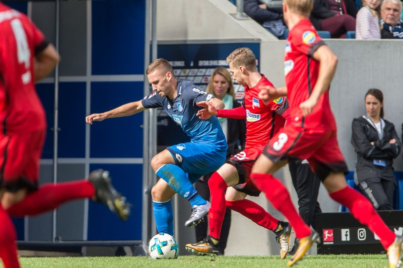 Kaderabek im Zweikampf