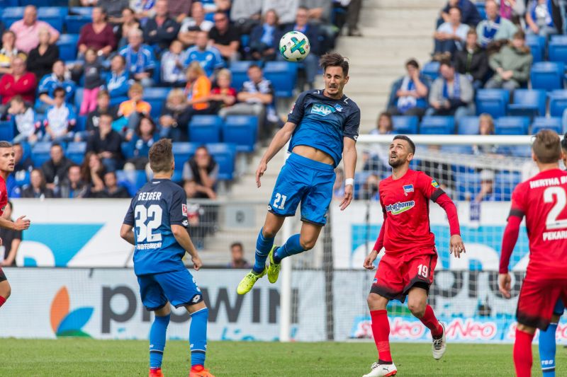 Innenverteidiger Benjamin Hübner steigt am höchsten und klärt per Kopf vor Vedad Ibisevic