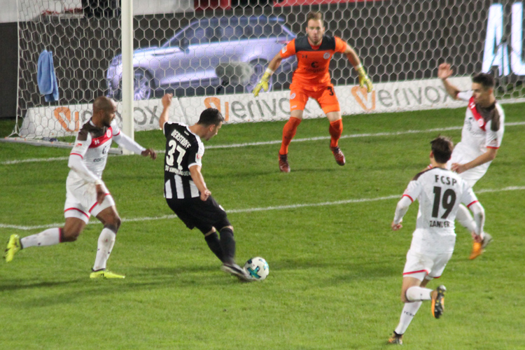 Umringt von mehreren St.Pauli-Spielern kommt Julian Derstroff zum Torabschluss