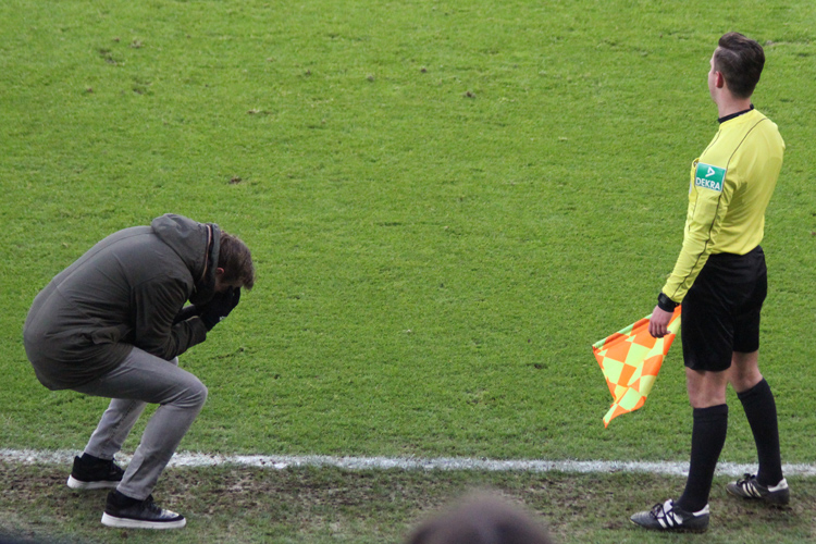 Die Reaktion des Hoffe-Coach nach eienr Abseitsentscheidung